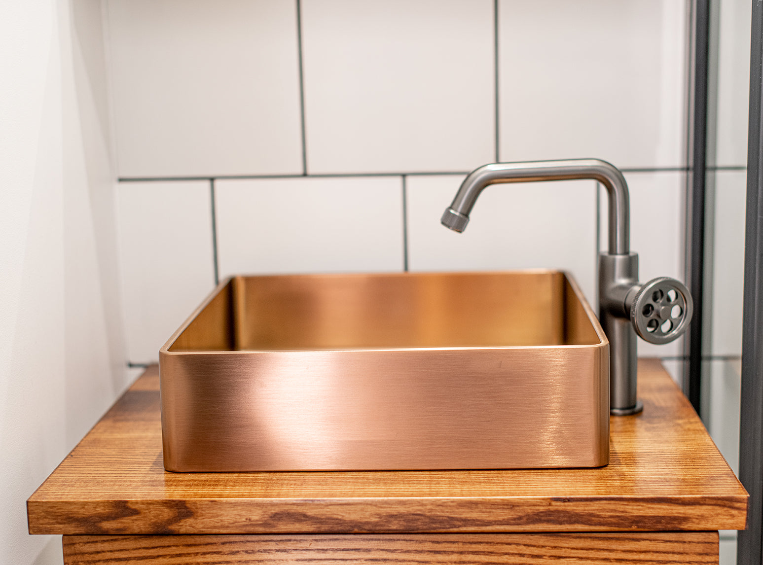 Umywalka nablatowa stalowa z korkiem klik-klak Laveo Pola