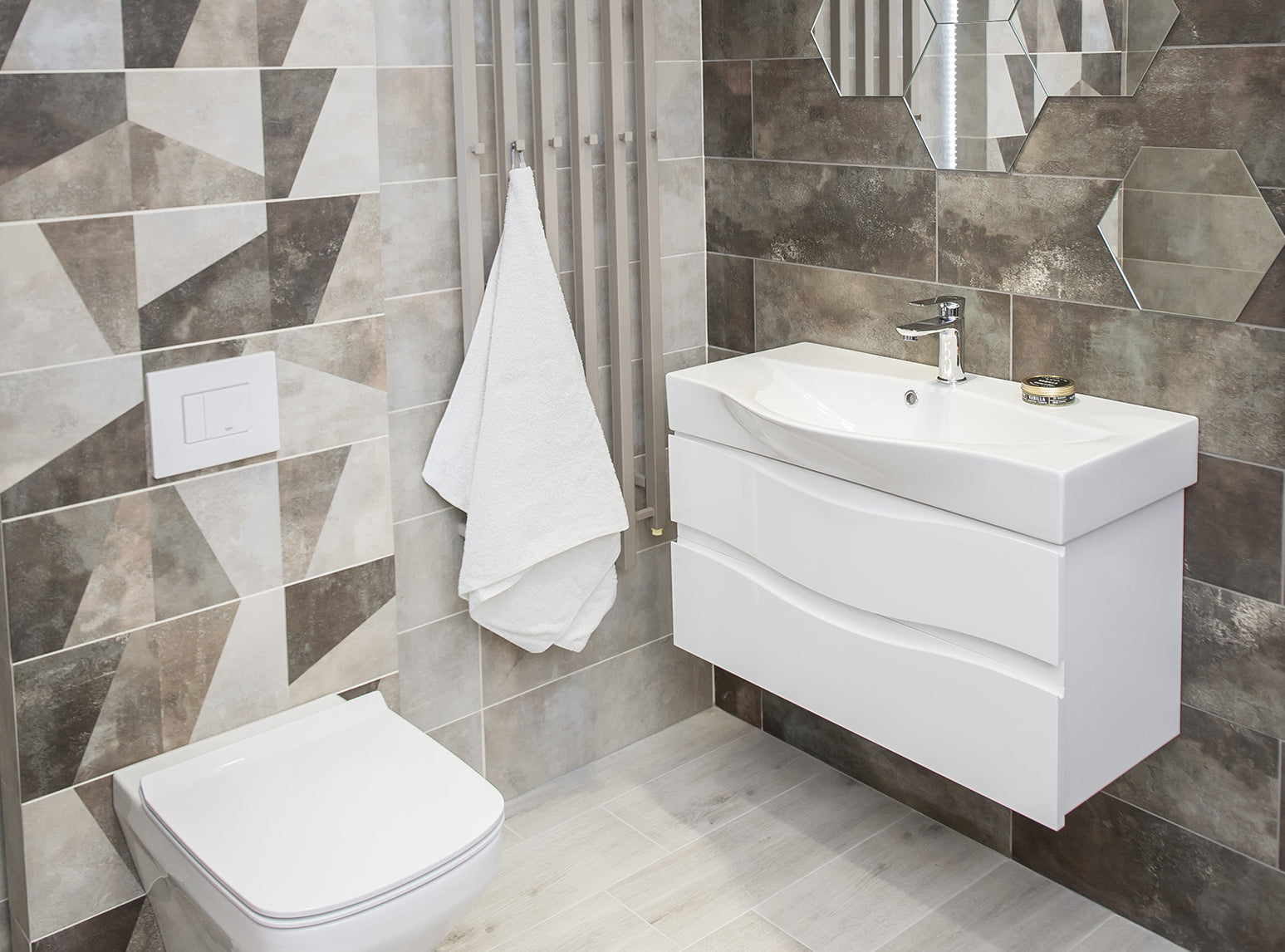 Bateria umywalkowa stojąca z korkiem Laveo Raila